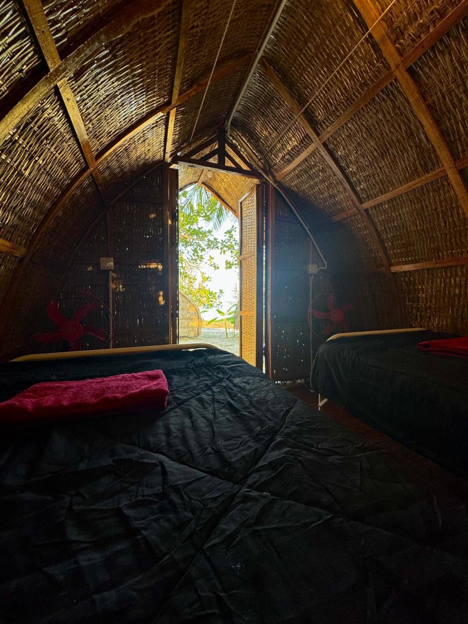 Derm Tkov Village Rafikis Retreatホステル エクステリア 写真