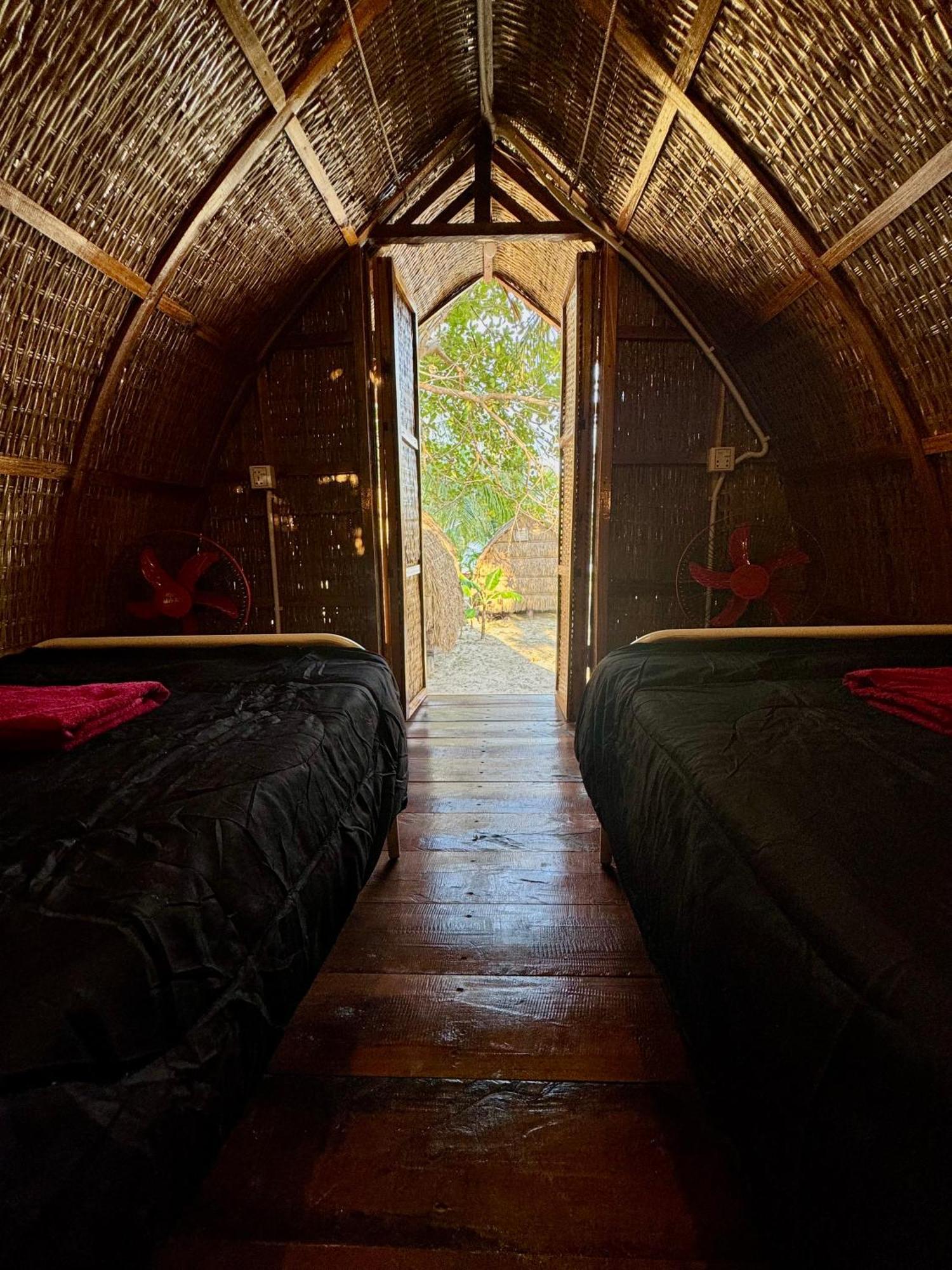 Derm Tkov Village Rafikis Retreatホステル エクステリア 写真
