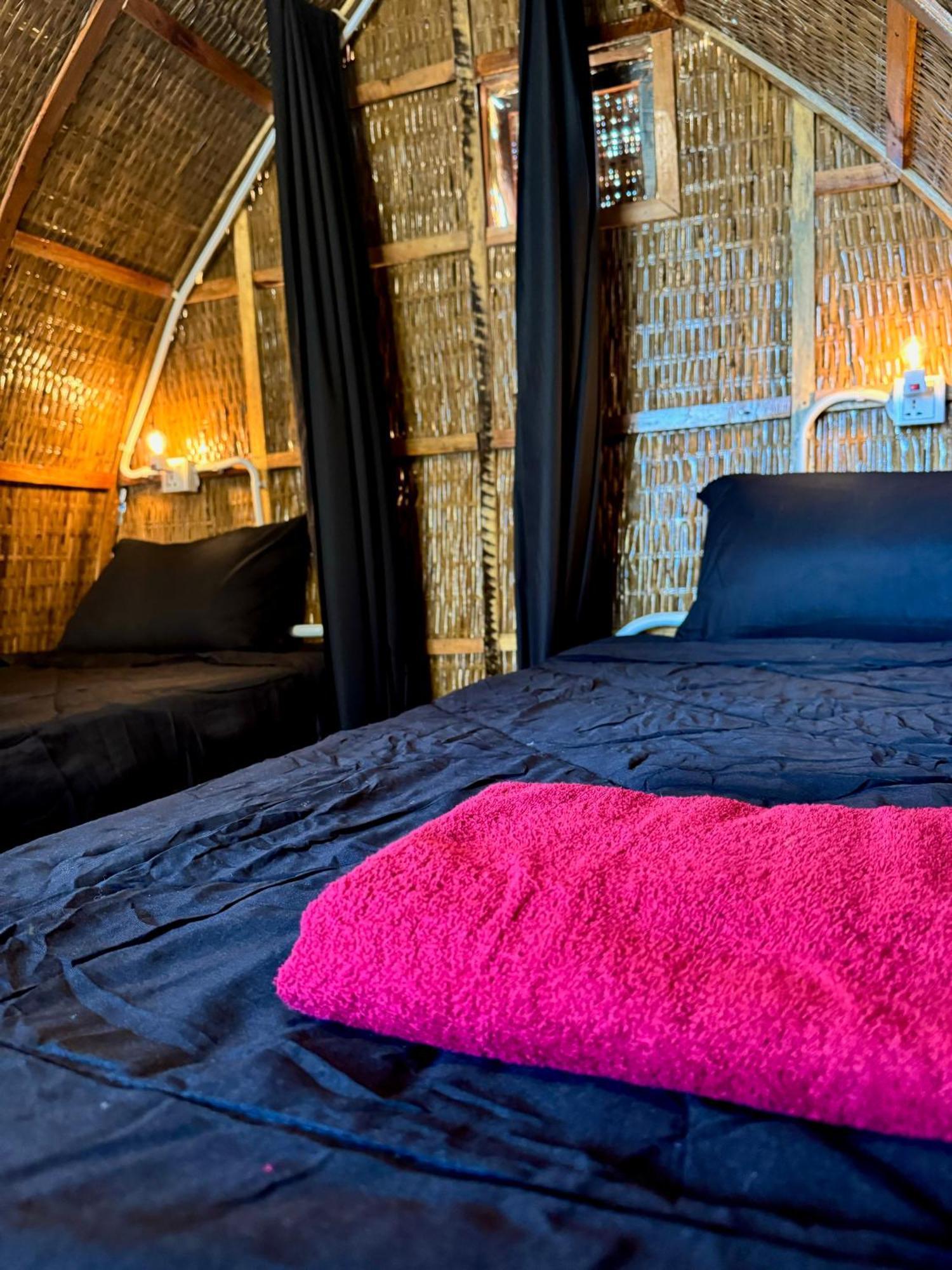 Derm Tkov Village Rafikis Retreatホステル エクステリア 写真